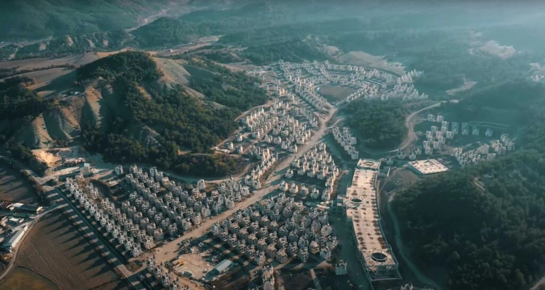 Thị trấn có tới 587 căn lâu đài Disney nhỏ đang xây dựng dở dang bị bỏ hoang.