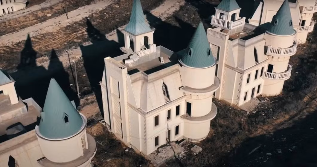 Các lâu đài được thiết kế giống hệt nhau với các chi tiết kiến trúc lấy cảm hứng từ kiến trúc Gothic được trang trí công phu, bao gồm trụ bay, mái vòm nhọn và mái vòm có đường gân. Ảnh: Sputnik. 