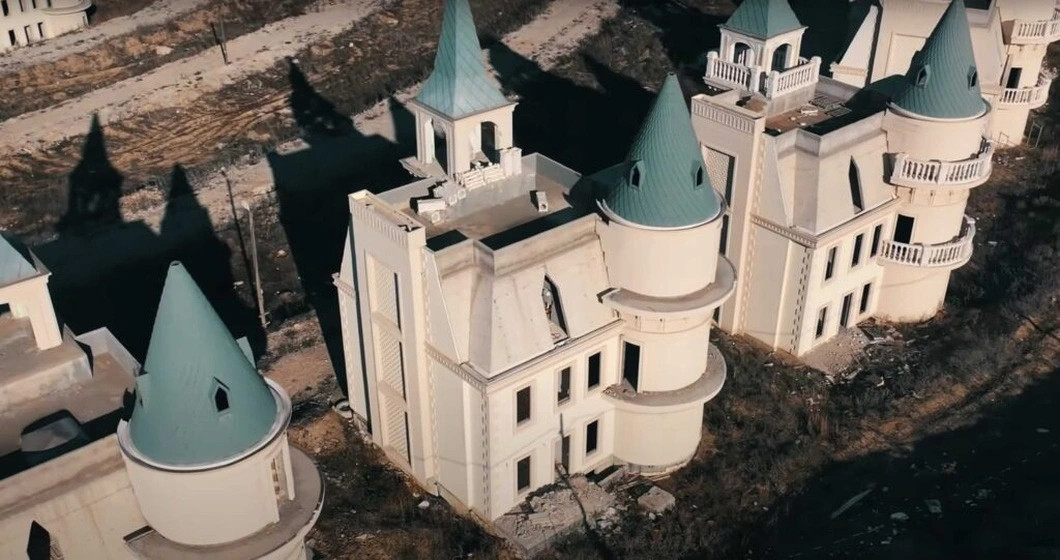 Các lâu đài được thiết kế giống hệt nhau với các chi tiết kiến trúc lấy cảm hứng từ kiến trúc Gothic được trang trí công phu, bao gồm trụ bay, mái vòm nhọn và mái vòm có đường gân. Ảnh: Sputnik. 