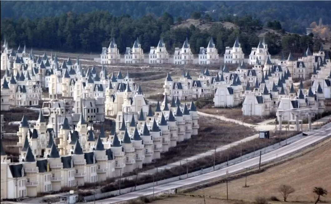 Cảnh tượng vắng lặng, lạnh lẽo ở khu villa không một bóng người.