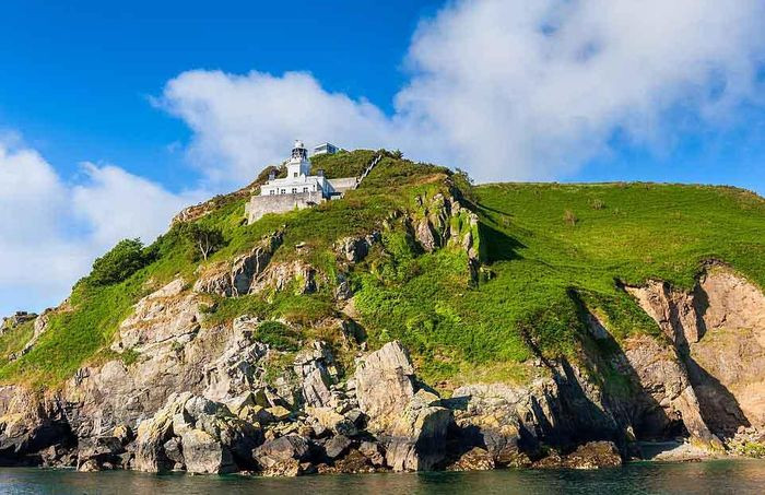 Một tù nhân nổi tiếng khác là nhà vật lý Andre Gardes. Năm 1990, Andre Gardes lên đường đến hòn đảo và bị cảnh sát bắt giữ cùng ngày và bị tạm giam trong một tuần. Kể từ đó, không có ai chính thức bị giam ở đây nữa.