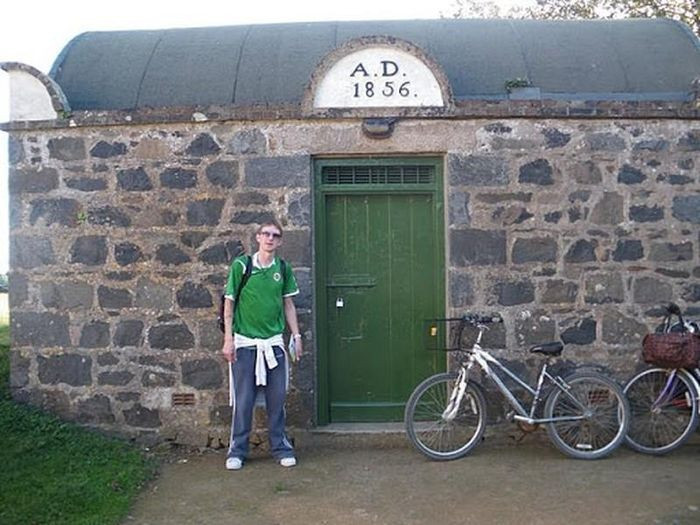 Một trong những tù nhân đầu tiên bị giam giữ tại nhà tù nhỏ nhất hành tinh nằm trên đảo Sark là một cô gái trẻ bị bắt vì tội lấy trộm khăn tay của người tình.