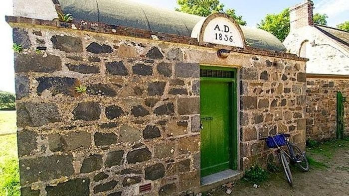 Các phạm nhân bị giam giữ tối đa trong 2 ngày tại nhà tù nhỏ nhất thế giới này thường là những người phạm tội nhẹ.