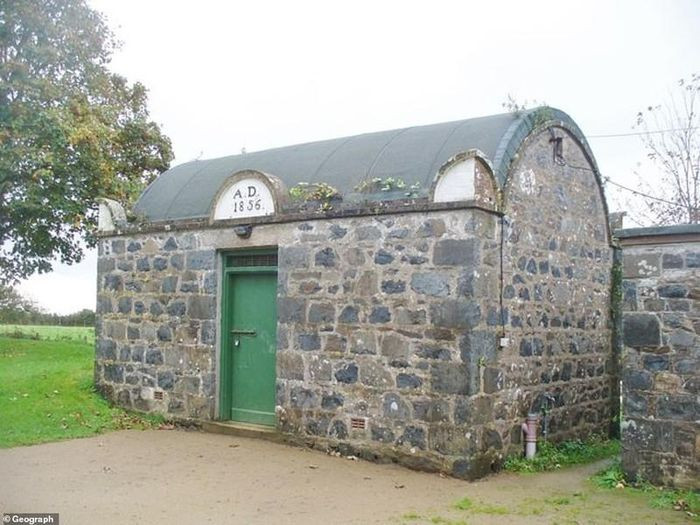 Sở dĩ nhà tù trên đảo Sark là nơi giam giữ phạm nhân nhỏ bé nhất bởi nó chỉ có 2 phòng giam. Nhà tù kích thước nhỏ như vậy được cho là vì dân số tại đây chỉ khoảng 500 người.