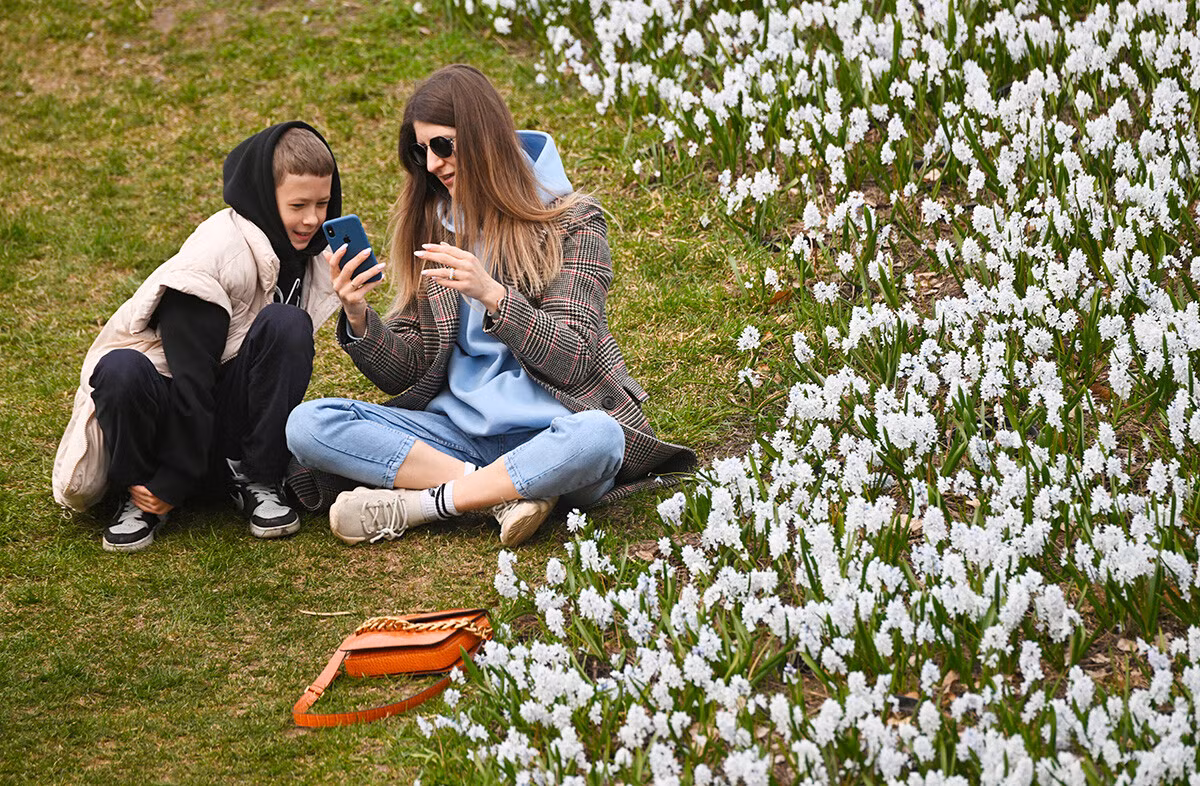 Những người dân ở Nga vui vẻ trút bỏ áo khoác mùa đông để du ngoạn và chụp ảnh với hoa ở tất cả các công viên của đất nước.