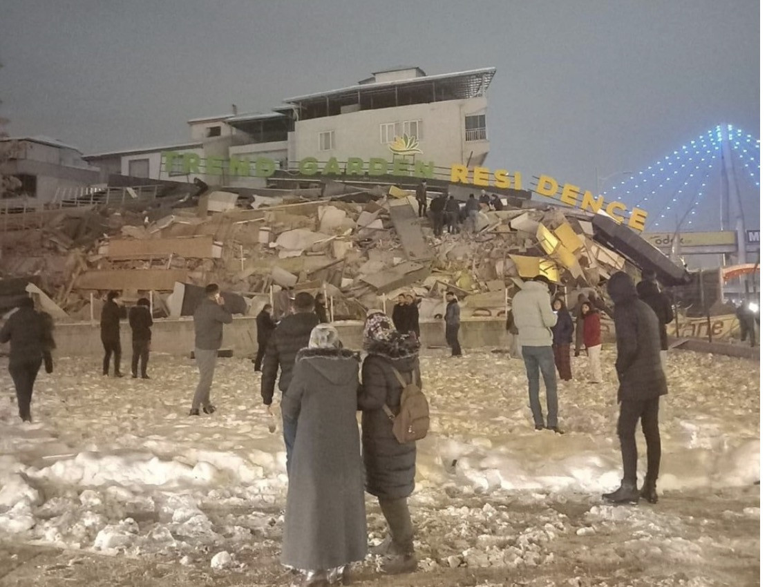 Ông viết trên Twitter: “Các đội tìm kiếm và cứu hộ của chúng tôi đã ngay lập tức được cử đến những khu vực bị ảnh hưởng". Ảnh: Reuters, AP, Sky News.