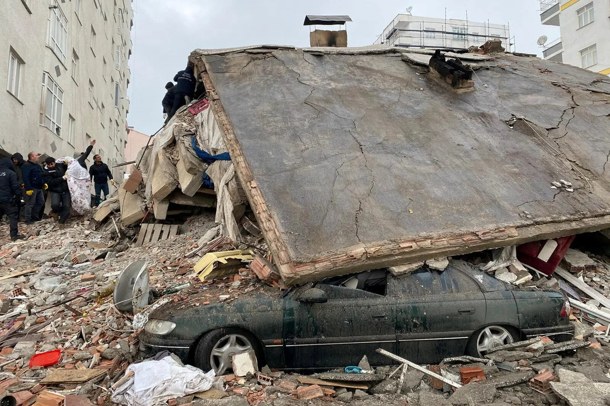 Trong khi đó, hãng tin SANA của Syria đưa tin rằng, thông tin từ Bộ Y tế nước này cho thấy ít nhất 237 người chết và hơn 630 người bị thương ở Syria, hầu hết ở tỉnh Hama, Aleppo, Latakia, và Tartus.