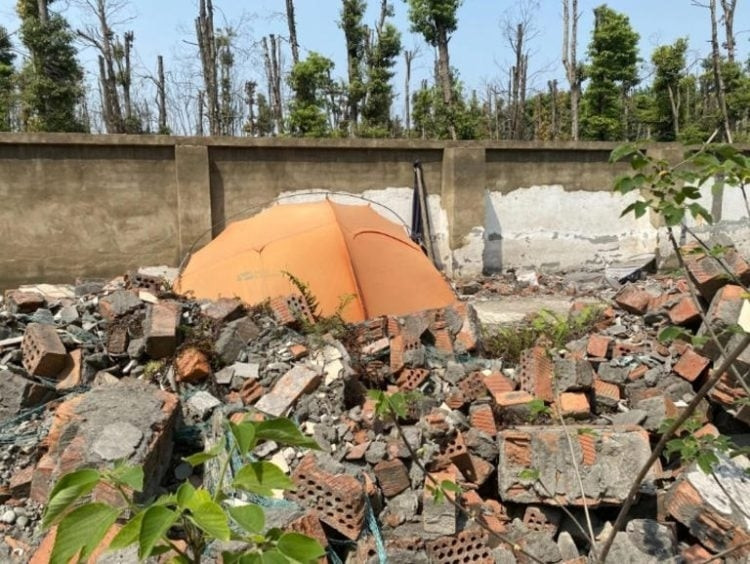 Không muốn đi làm, chàng trai Trung Quốc dựng lều sống ở “bãi rác” Khong muon di lam, chang trai Trung Quoc dung leu song o “bai rac”