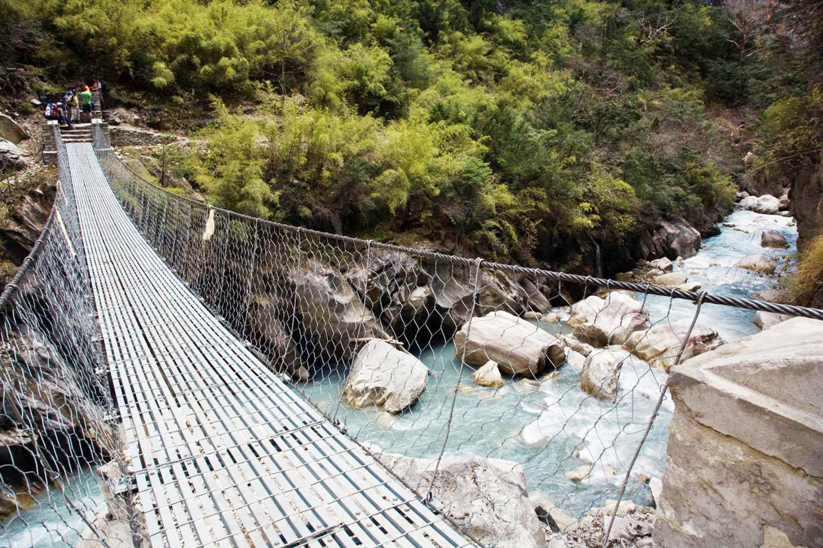 Cầu Ghasa (Nepal): Mặc dù cây cầu khá mong manh nhưng không chỉ con người mà cả gia súc cũng đi qua cây cầu này hằng ngày. Cầu Ghasa rất quen thuộc với người dân địa phương nhưng không phải du khách nào cũng đủ can đảm để băng qua đây.