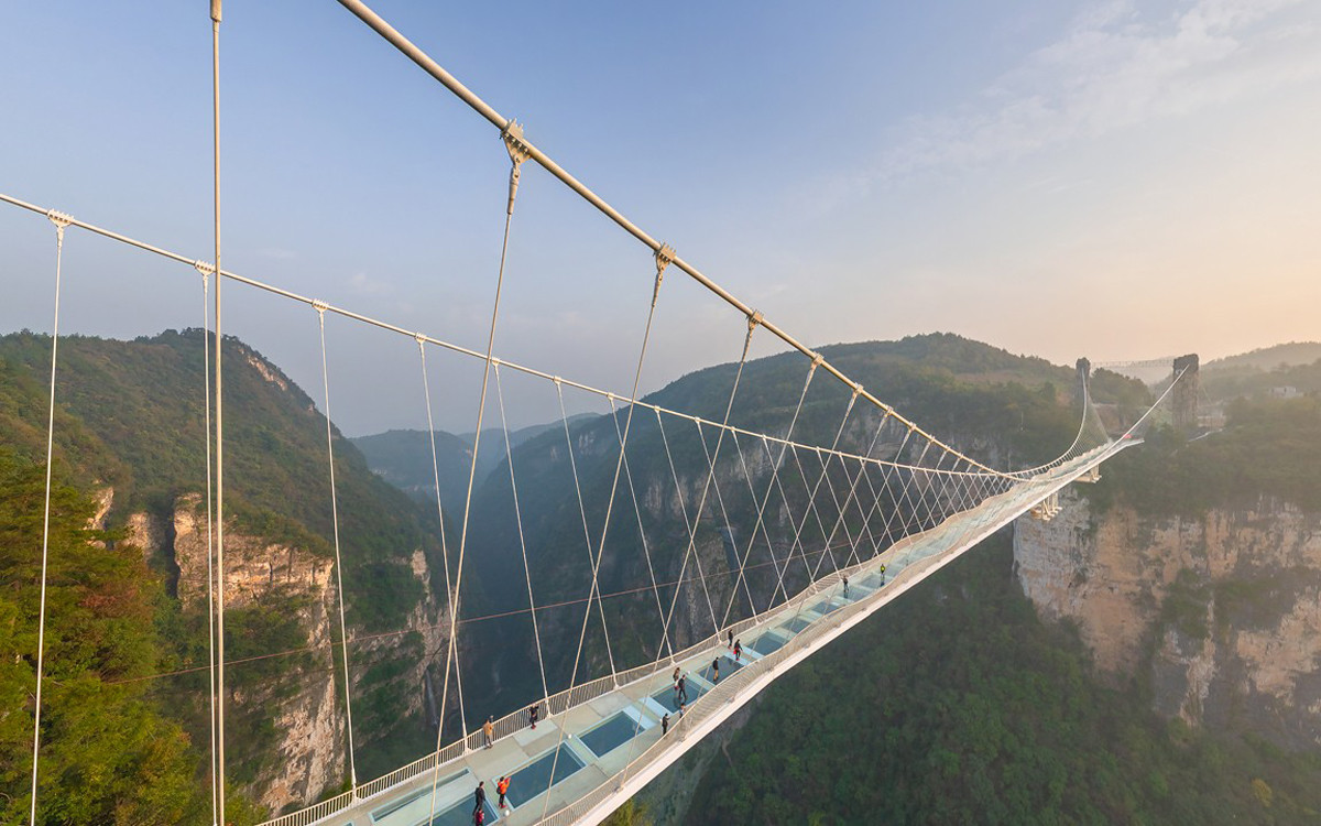 Cầu thủy tinh ở Trương Gia Giới (Trung Quốc): Cây cầu này bắc qua hai hẻm núi ở công viên Trương Gia Giới, tại trung tâm tỉnh Hồ Nam của Trung Quốc. Lối đi của cầu được ghép từ 99 tấm kính trong suốt, chắc chắn nó không dành cho những người “yếu tim”.