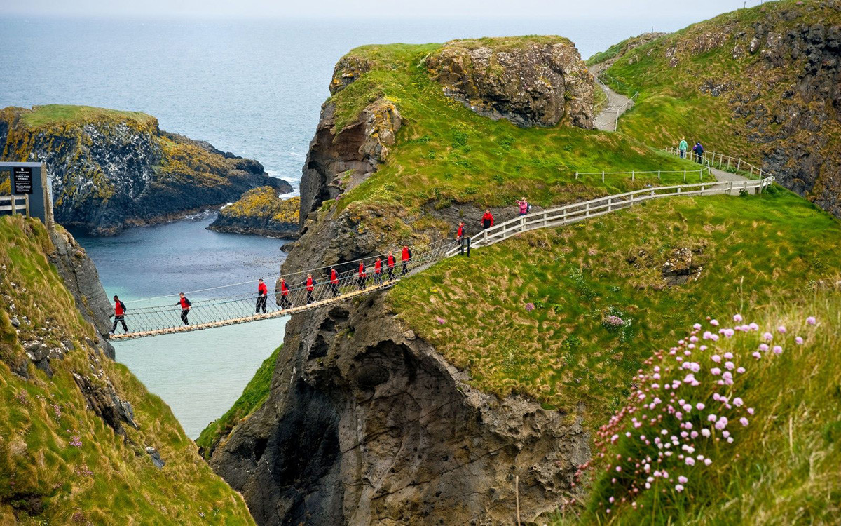 Cầu Carrick-A-Rede Rope (Ireland): Cây cầu Carrick-A-Rede Rope nằm lơ lửng trên mực nước biển gần 30 m, được dựng lên bởi những người đánh cá hồi cách đây hơn 300 năm. Ngày nay, để băng qua cầu, bạn cần có lòng can đảm để thử cảm giác đu đưa trong gió.