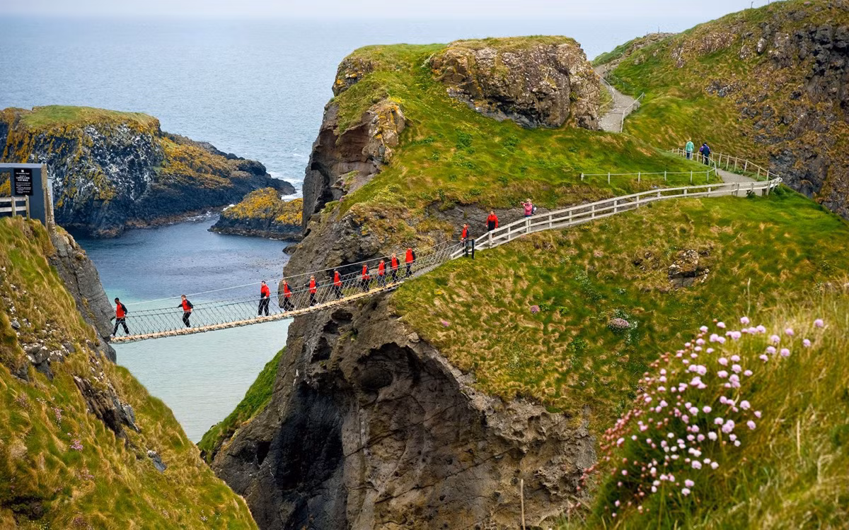 Cầu Carrick-A-Rede Rope (Ireland): Cây cầu Carrick-A-Rede Rope nằm lơ lửng trên mực nước biển gần 30 m, được dựng lên bởi những người đánh cá hồi cách đây hơn 300 năm. Ngày nay, để băng qua cầu, bạn cần có lòng can đảm để thử cảm giác đu đưa trong gió.