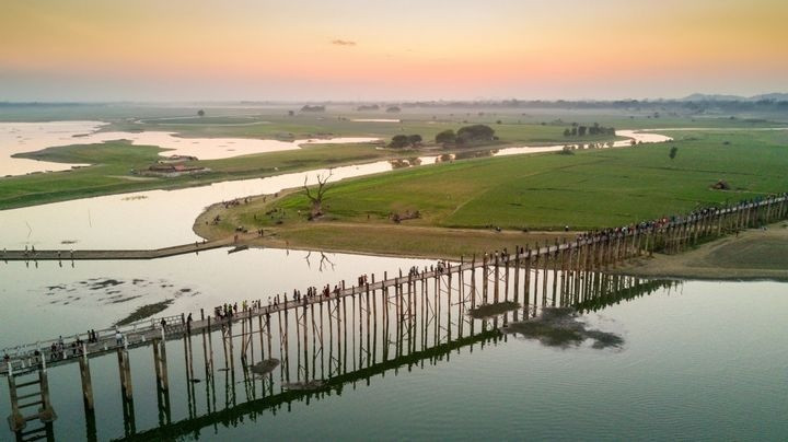 Cầu U Bein (Myanmar): Cây cầu này được xây dựng vào năm 1850, được cho là cây cầu gỗ tếch lâu đời nhất trên thế giới. Nó hiện là một điểm thu hút khách du lịch nổi tiếng và tạo ra một số bức ảnh đẹp vào lúc hoàng hôn. Ảnh: IT.