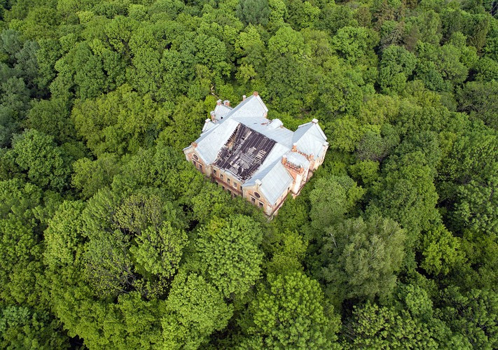 Ảnh chụp từ trên cao một tòa nhà hoang tàn ở Khruslovka, phía Nam Moscow năm 2016. Địa điểm bỏ hoang này nằm giữa một khu rừng giống như được mẹ thiên nhiên ôm trọn vào lòng.