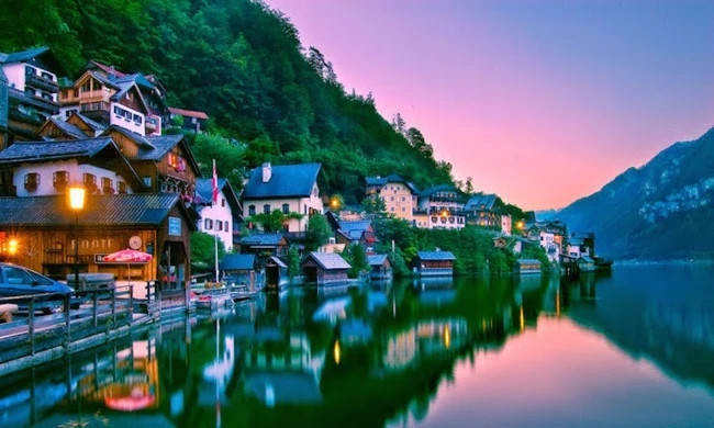 Trải qua thăng trầm của lịch sử, Hallstatt luôn giữ được vẻ quyến rũ vốn có với những nhà thờ cổ, nhà gỗ, lâu đài thời Trung cổ với lối kiến trúc độc đáo, hình thành nên một ngôi làng cổ kính, đẹp như trong cổ tích.