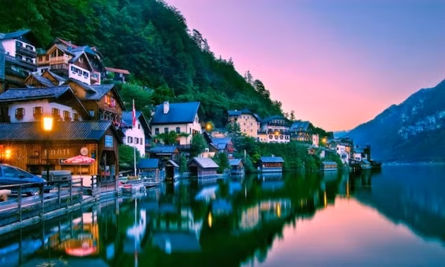 Trải qua thăng trầm của lịch sử, Hallstatt luôn giữ được vẻ quyến rũ vốn có với những nhà thờ cổ, nhà gỗ, lâu đài thời Trung cổ với lối kiến trúc độc đáo, hình thành nên một ngôi làng cổ kính, đẹp như trong cổ tích.
