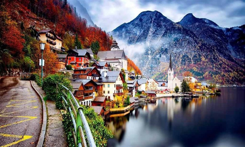 Bởi nằm ở vị trí “tọa sơn hướng thủy” nên muốn đến được Hallstatt bắt buộc phải đi thuyền/phà qua hồ.