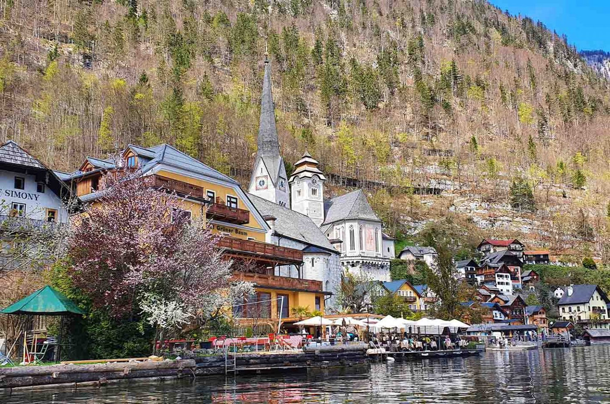 Mỗi năm, hàng ngàn du khách đến đây với mong muốn ít nhất một lần tận mắt ngắm nhìn khung cảnh cổ tích mà ngôi làng gìn giữ 7000 năm qua.