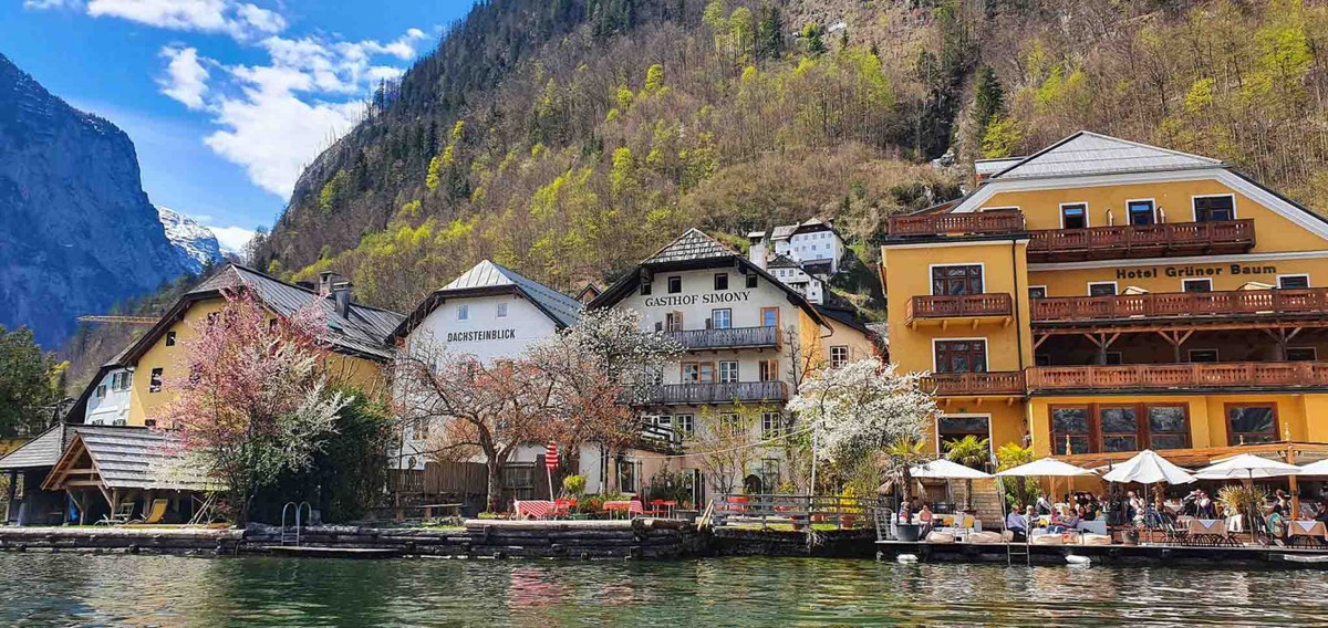 Nằm nép mình giữa những dãy núi cao của Áo và hồ nước tuyệt đẹp, ngôi làng Hallstatt mang vẻ đẹp thơ mộng tựa như thiên đường nơi hạ giới.