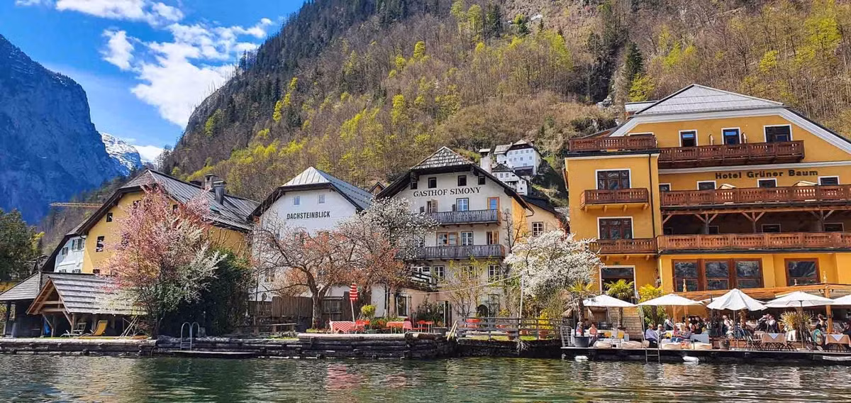 Nằm nép mình giữa những dãy núi cao của Áo và hồ nước tuyệt đẹp, ngôi làng Hallstatt mang vẻ đẹp thơ mộng tựa như thiên đường nơi hạ giới.