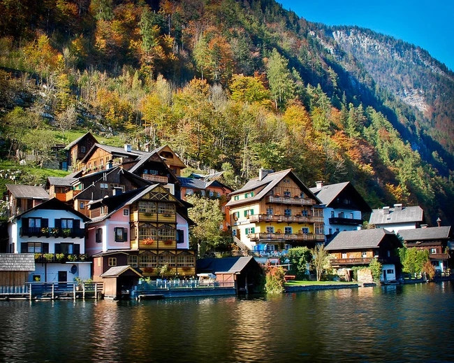 Ngôi làng cổ này còn được biết đến là mỏ muối lâu đời nhất thế giới. Năm 1997, UNESCO công nhận Hallstatt là Di sản Thế giới.