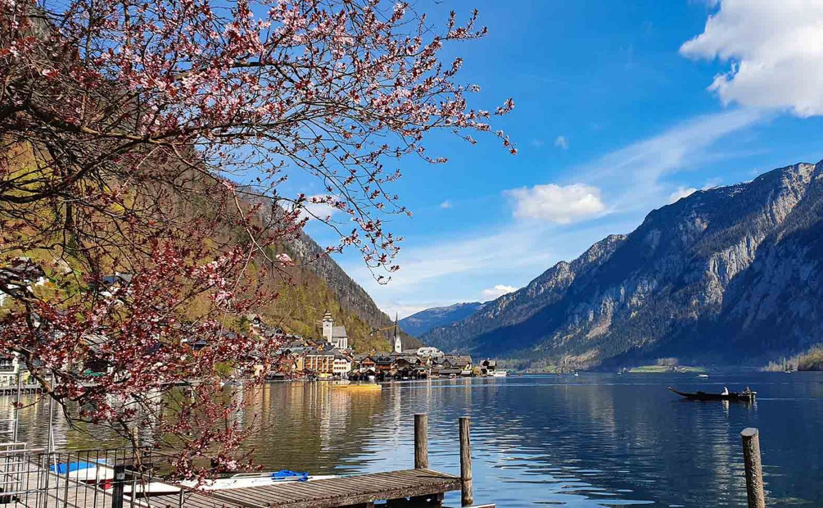 Hallstatt nổi tiếng khắp thế giới bởi vẻ đẹp thơ mộng và yên bình. Với dân số chỉ khoảng một nghìn người nhưng đó lại là ngôi làng di sản.