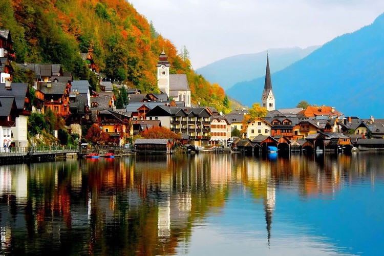 Hallstatt có vị trí tựa lưng vào núi và mặt hướng phía hồ Hallstätter See - một trong những hồ đẹp nhất nước Áo, mang đến cho nơi đây cảnh sắc thiên nhiên ngoạn mục.