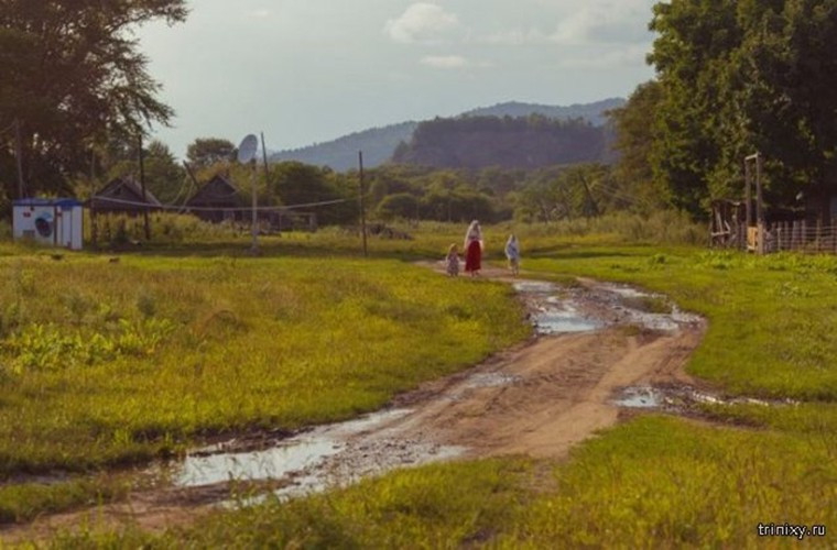 Theo English Russia, chỉ có khoảng 150 cư dân sinh sống trong ngôi làng biệt lập giữa rừng taiga ở Tây Siberia.