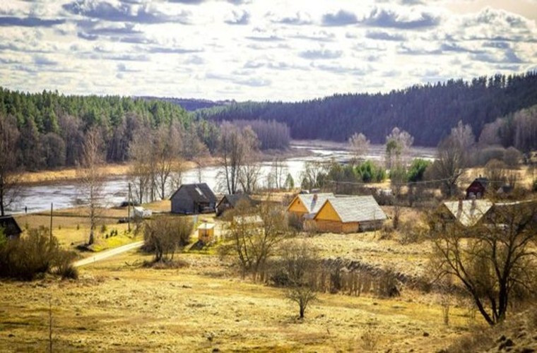 Ngôi làng nằm sâu trong rừng rậm và gần như tách biệt với thế giới bên ngoài.