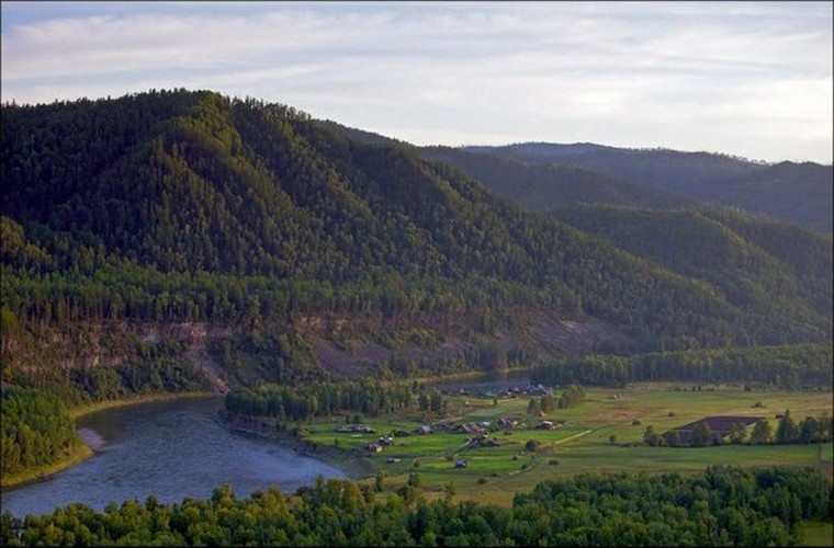 Những ngôi nhà nằm rải rác nhìn từ trên cao. Ảnh: English Russia.