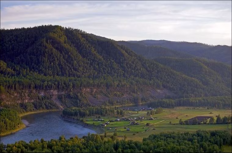 Những ngôi nhà nằm rải rác nhìn từ trên cao. Ảnh: English Russia.