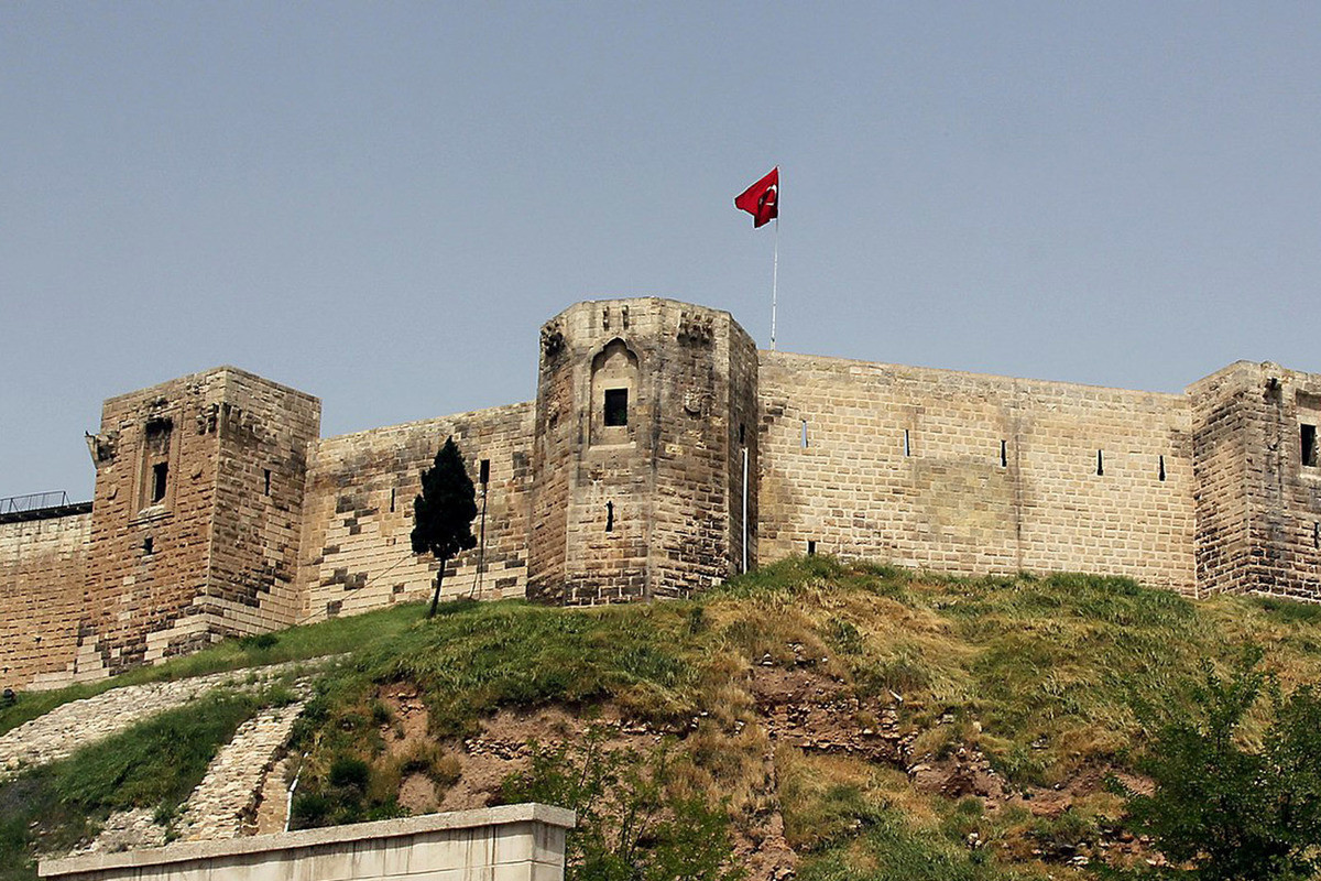 Sân của lâu đài không có nhiều hạng mục để tham quan, trừ một số khu vực được khai quật, mở cửa cho khách du lịch. Dù vậy, lâu đài vẫn là địa điểm tuyệt vời để chiêm ngưỡng toàn cảnh thành phố từ trên cao. Ảnh: Getty, CNN.