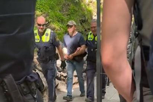 Duc: Nu du khach bi cuong hiep roi day xuong vuc