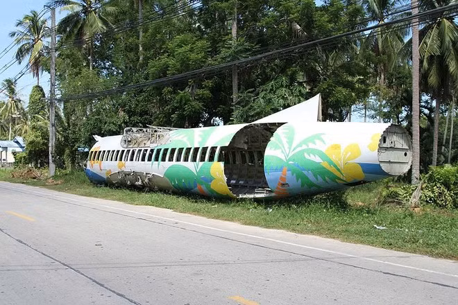 Ngày 4/8/2009, chiếc máy bay ATR 72-212A của hãng hàng không Bangkok Airways lao khỏi đường băng trước khi đâm thẳng vào một tháp điều khiển cũ tại sân bay thành phố Samui. Vụ tai nạn khiến một trong hai phi công tử nạn tại chỗ. Cú đâm trực diện mạnh cũng khiến 41 hành khách bị thương. Chiếc máy bay trở thành phế liệu do hư hại nặng trong vụ tai nạn.