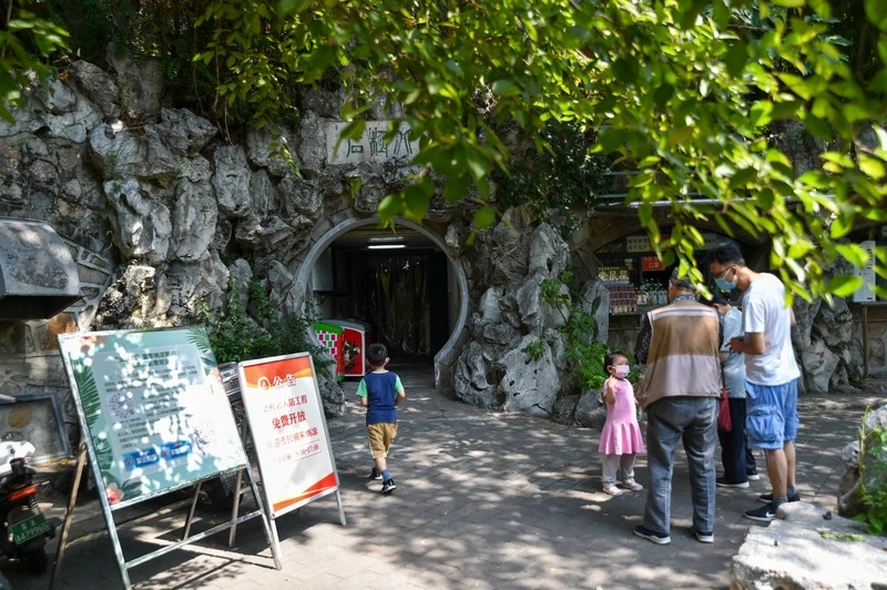 Những điểm tránh nóng này thường mở cửa từ 9h-17h, cũng có nơi đến 21-22h, nhiệt độ trong hầm thường duy trì ở mức 24 độ C-26 độ C. Ảnh: Getty.