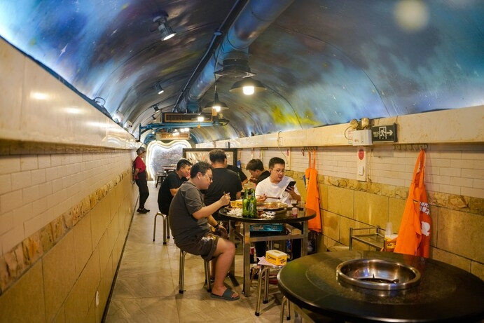 Một số hầm trú ẩn còn trang bị cả ti vi, lò vi sóng, wifi.., người dân có thể đến đây vừa tránh nóng, vừa nghỉ ngơi, chơi bài, xem ti vi, đọc sách hay lượt web. Ảnh: Getty.