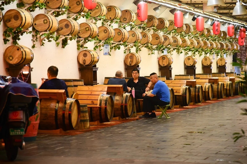 Nhiệt độ bên trong một số hầm tránh nóng như vậy thấp hơn khoảng 10 độ C so với bên ngoài, khiến chúng trở thành địa điểm hấp dẫn để người dân đến nghỉ ngơi, chơi bóng bàn, chơi cờ, đọc sách... Ảnh: NURPHOTO/CONTRIBUTOR.