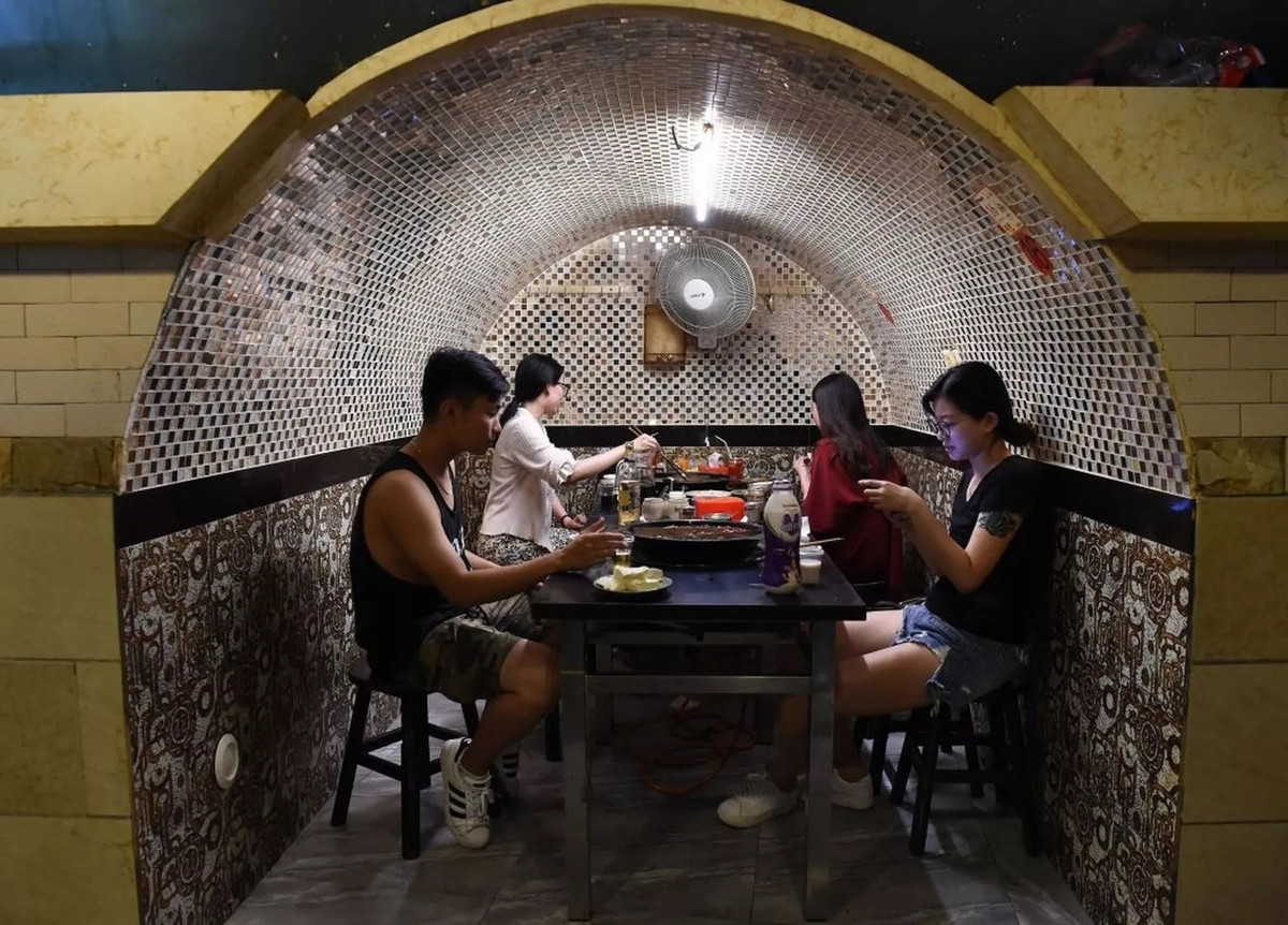 Bên cạnh Vũ Hán và Hàng Châu, các hầm trú bom cũng được sử dụng làm nơi tránh nóng ở thành phố Tây An (tỉnh Thiểm Tây), thành phố Nam Kinh (tỉnh Giang Tô)... Ảnh: NURPHOTO/CONTRIBUTOR.