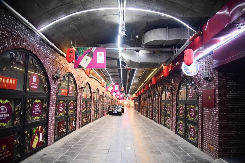 Tại thành phố Vũ Hán thuộc tỉnh Hồ Bắc ở miền trung Trung Quốc, có 2 hầm tránh nóng đang hoạt động 12 giờ mỗi ngày cho đến tháng 9 năm nay. Ảnh: NURPHOTO/CONTRIBUTOR.