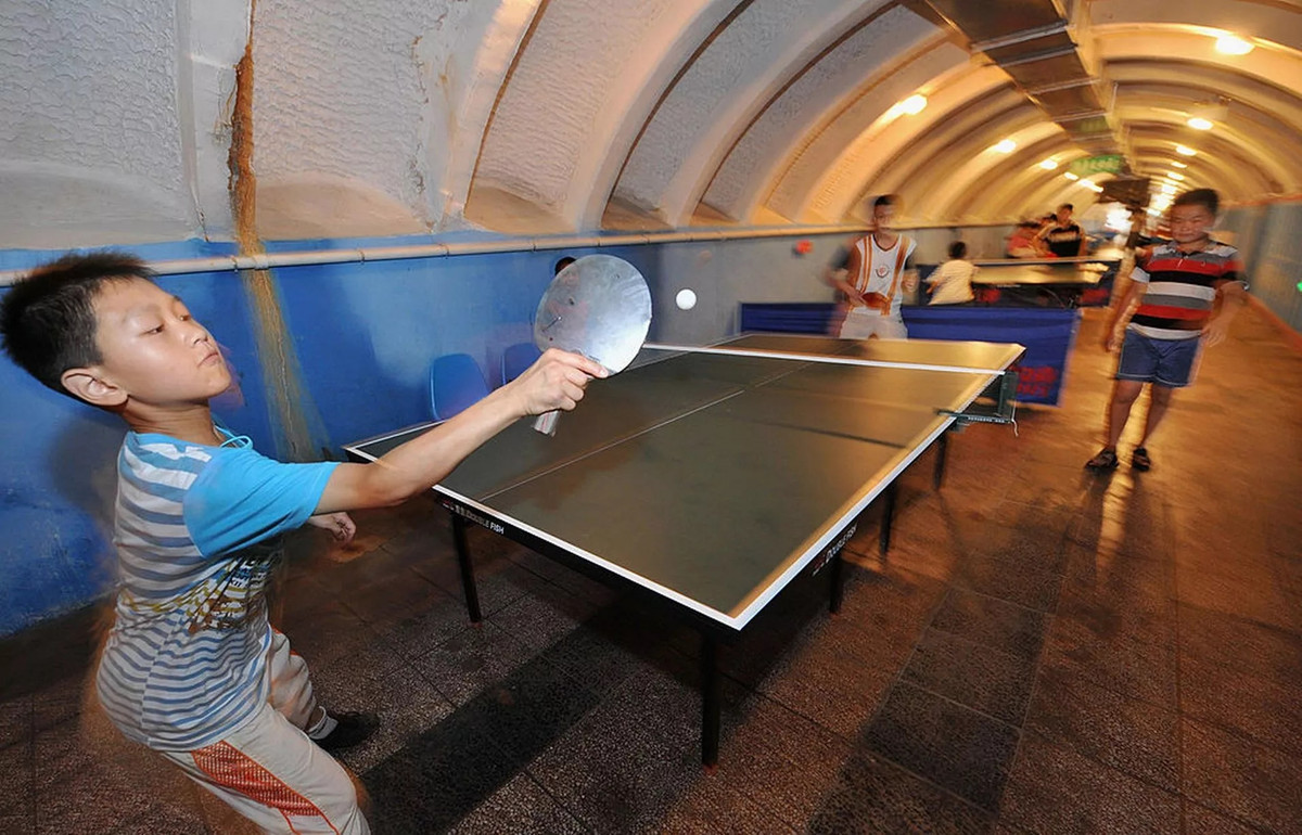 Vào cuối những năm 60, đầu những năm 70 của thế kỷ trước, công trình hầm tránh bom được xây dựng rầm rộ ở Trung Quốc. Ảnh: Getty.