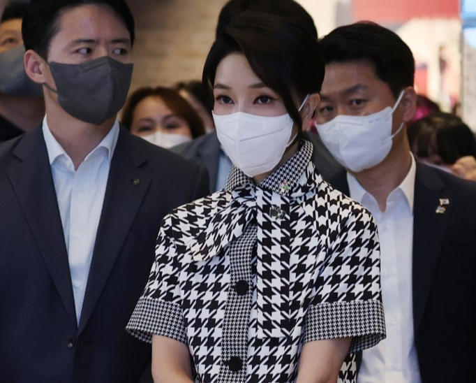 Một số tạp chí thời trang Hàn Quốc đã phân tích rằng nhiều trang phục bà Kim diện khó đoán được nguồn gốc xuất xứ vì là hàng được đặt may riêng dựa theo gu thẩm mỹ và vóc dáng của đệ nhất phu nhân nên rất khó định giá.