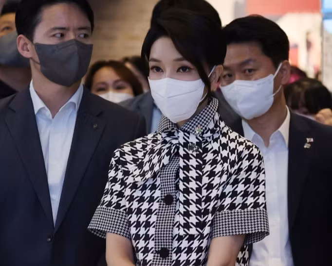 Một số tạp chí thời trang Hàn Quốc đã phân tích rằng nhiều trang phục bà Kim diện khó đoán được nguồn gốc xuất xứ vì là hàng được đặt may riêng dựa theo gu thẩm mỹ và vóc dáng của đệ nhất phu nhân nên rất khó định giá.