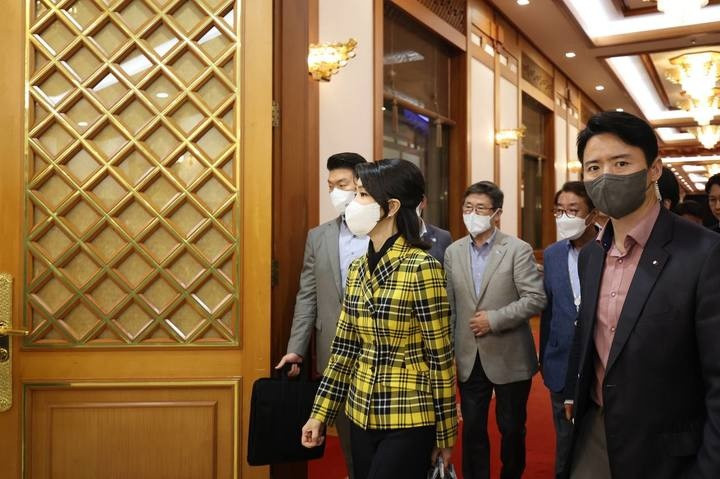 Nhiều bộ trang phục của bà Kim Keon Hee từng gây ra các cuộc tranh luận. Chẳng hạn như mẫu áo khoác kẻ sọc màu vàng bà mặc đến KBS Open Concert được cho là đến từ thương hiệu Dior.