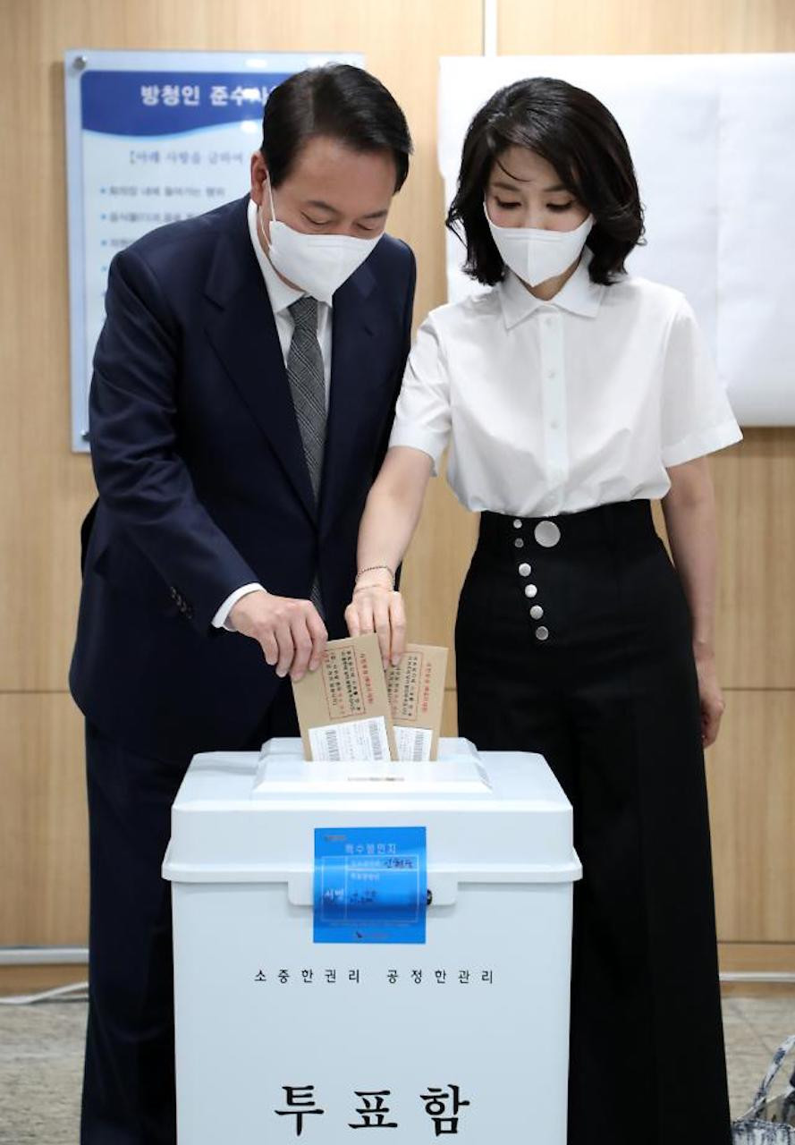 Hình ảnh bà và Tổng thống Yoon bỏ phiếu trong cuộc bầu cử thành phố ngày 27/5/2022, với nhiều bản tin và bài đăng tập trung vào “gu thời trang hoàn hảo” của bà. Dân tình Hàn Quốc cứ mải mê đoán tên thương hiệu và giá cả bộ đồ phu nhân tổng thống khoác lên mình.