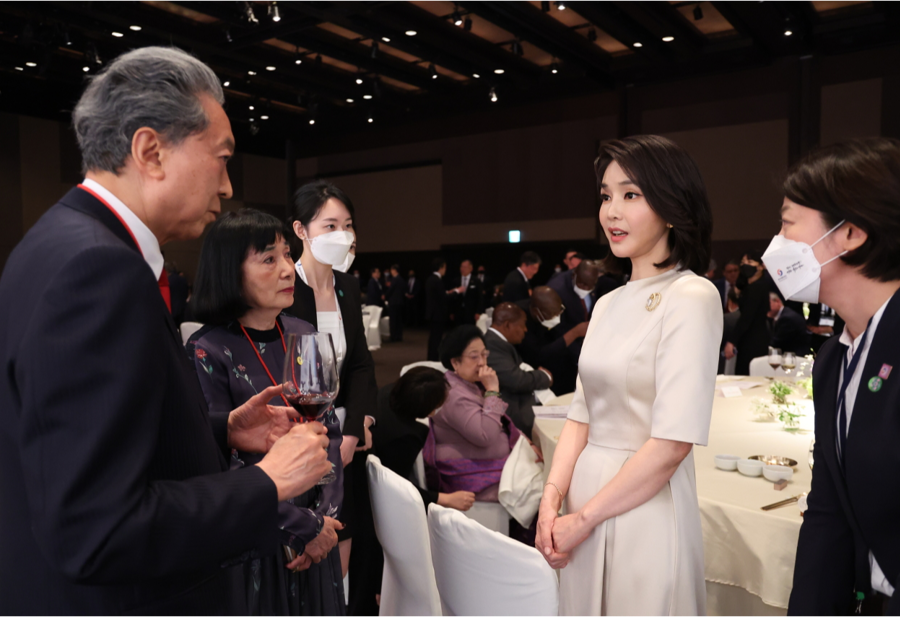 Chỉ cần nhập cụm “Kim Keon Hee” vào trang tìm kiếm người Hàn Quốc hay sử dụng, các cụm từ gợi ý như “quần áo Kim Keon Hee”, “váy Kim Keon Hee”, “dép Kim Keon Hee”... lập tức xuất hiện. Ảnh: Yohap, IT.