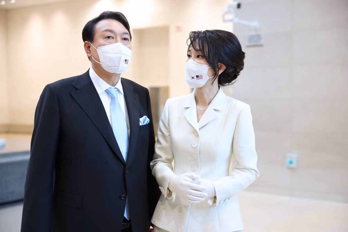 Nhiều ý kiến cho rằng thương hiệu Pháp đã tài trợ trang phục cho bà bởi thời điểm bà Kim Keon Hee diện mẫu áo, thiết kế chưa được bày bán. Tuy nhiên, đại diện của Dior ở Hàn Quốc đã lên tiếng phủ nhận thông tin này.