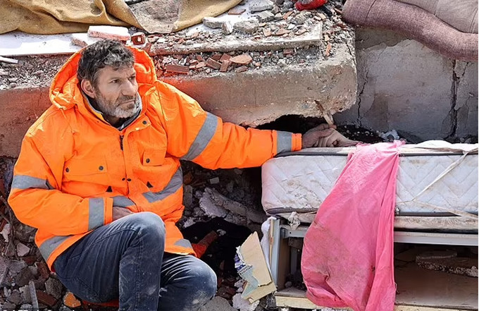 Xot xa canh tuong nguoi cha bat luc nhin con bi chon vui