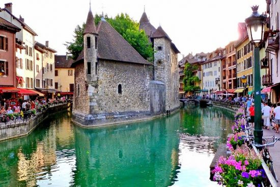 Làng cổ Annecy: Nằm cách thủ đô Paris khoảng 300km về phía Đông Nam, Annecy là một thị trấn nhỏ nằm bên hồ lớn và được bao bọc bởi dãy núi Alps. Làng cổ Annecy sở hữu vẻ đẹp cổ kính, nguyên sơ một cách thanh bình.