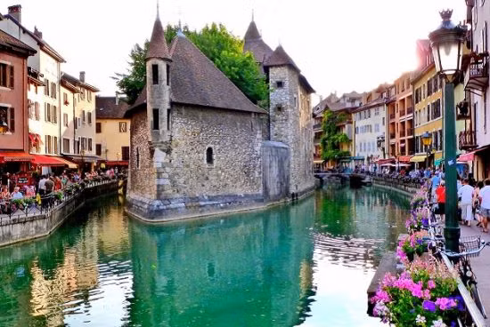 Làng cổ Annecy: Nằm cách thủ đô Paris khoảng 300km về phía Đông Nam, Annecy là một thị trấn nhỏ nằm bên hồ lớn và được bao bọc bởi dãy núi Alps. Làng cổ Annecy sở hữu vẻ đẹp cổ kính, nguyên sơ một cách thanh bình.