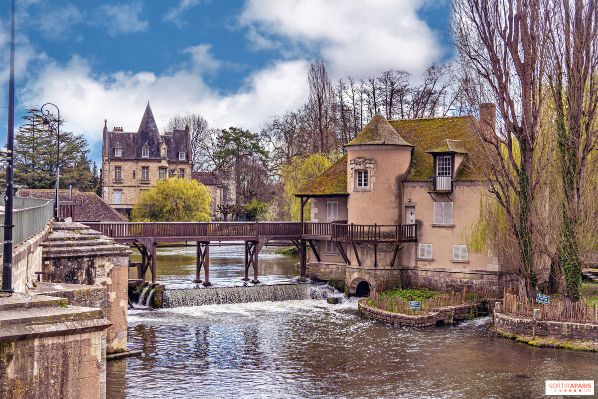 Trong các bức tranh đắt giá của họa sĩ Alfred Sisley, thành phố thời trung cổ này hiện lên cực kỳ ấn tượng. Cuộc sống ở ngôi làng này thật yên bình với những hàng cây xanh mát tỏa bóng bên sông.
